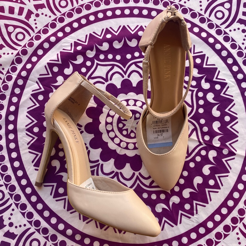 NWT Annie Pinky Beige Heels